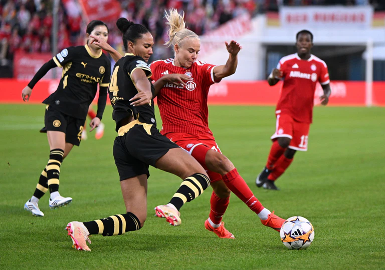 Pernille Harder (r) traf gegen Stuttgart doppelt für den FC Bayern (Archivbild) — © Sven Hoppe/dpa