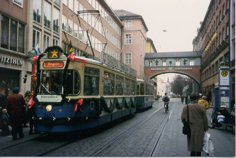 Die Münchner Christkindl-Trambahn fuhr das erste Mal im November 1994. (Archivbild) — © -/Aktion Münchner Fahrgäste/dpa