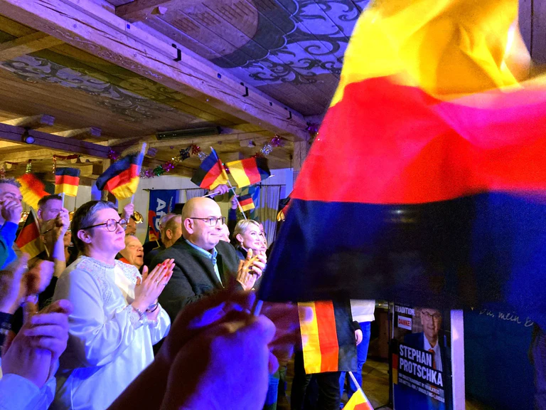 Zufriedene Gesichter bei der Wahlparty - und mal wieder ein neuer Begriff. — © Sabine Dobel/dpa