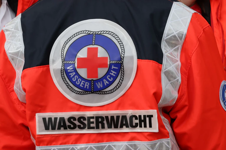 Die Wasserwacht ist im Einsatz, um den Mann zu retten. (Symbolbild) — © Bodo Schackow/dpa