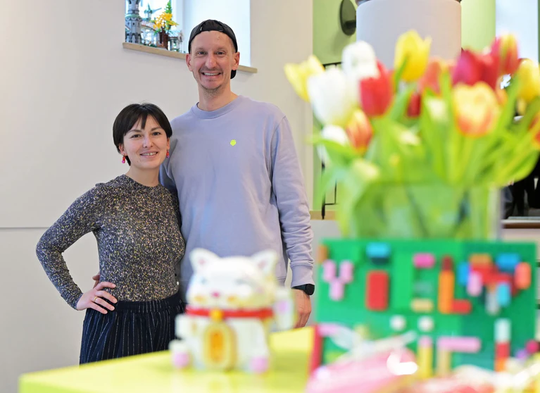 Das Gründerpaar Melanie Sotouky und Moritz Janke hat Deutshcland ersten Lego-Bauraum eröffnet.   — © Malin Wunderlich/dpa