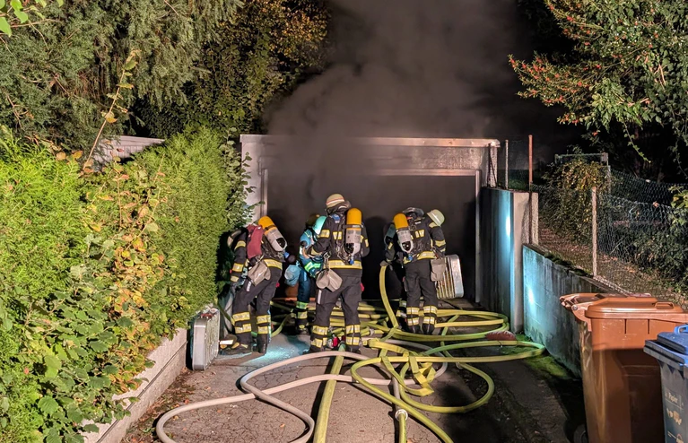 Bei dem Brand im Stadtteil Moosach wurden etwa zehn Autos beschädigt, die Polizei ermittelt wegen Brandstiftung. — © -/Feuerwehr München/dpa