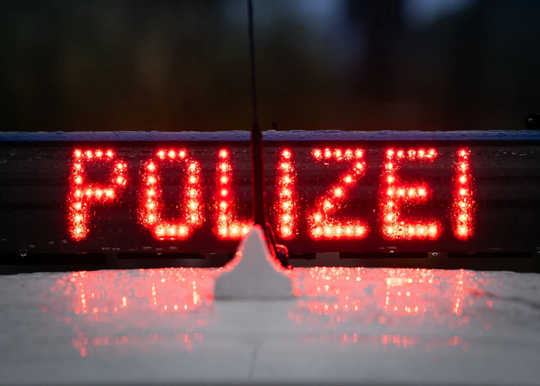 Polizeieinsatz bei Schule in Isny. (Symbolbild) — © Soeren Stache/dpa