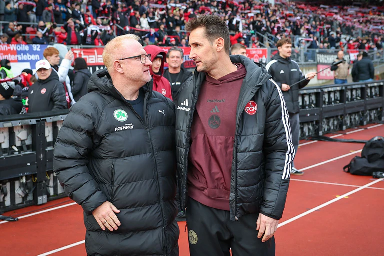 Erfahrene Derby-Trainer: Miroslav Klose (r) und Heiko Vogel. (Archivbild) — © Daniel Karmann/dpa