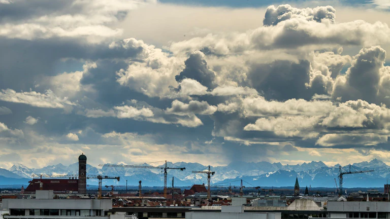 Einem Städteranking zufolge sind München und sein Umland der wirtschaftsstärkste Ballungsraum Deutschlands. Doch der Vorsprung vor Berlin ist nicht mehr groß. (Symbolbild) — © Peter Kneffel/dpa