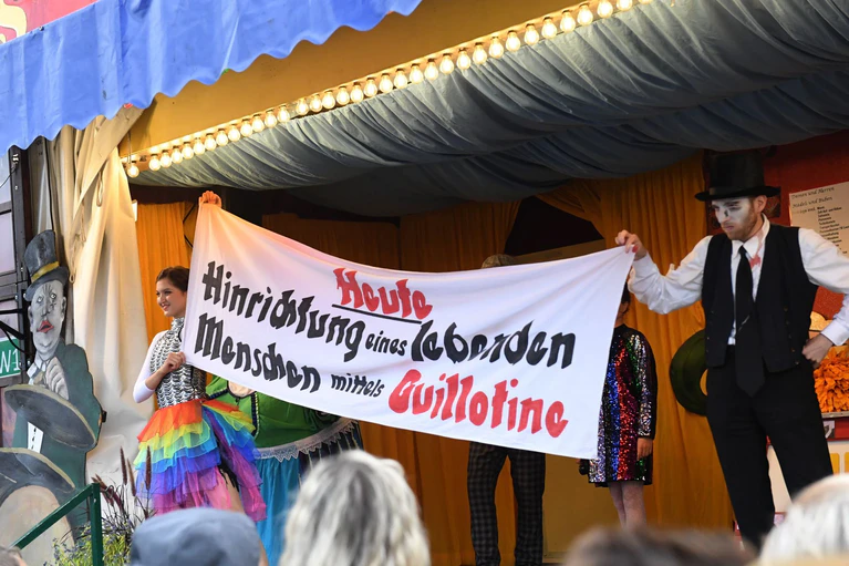 Die Hinrichtung einer lebenden Person ist der traditionelle Höhepunkt der Show. (Archibvild) — © Felix Hörhager/dpa