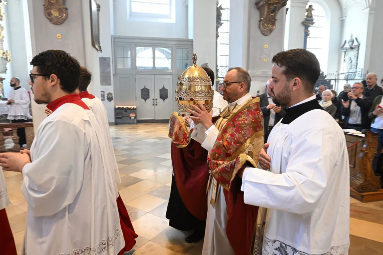 Pfarrer Daniel Lerch brachte in der Kirche St. Peter die Tiara zum Altar. — © Felix Hörhager/dpa