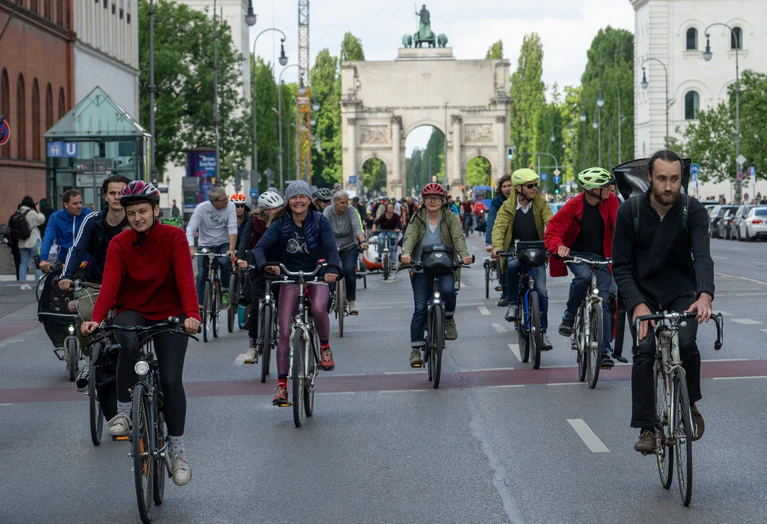 Radler bei der Münchner Sternfahrt für bessere Radwege auf der Ludwigstraße, der historischen Prachtmeile der Landeshauptstadt. — © Stefan Puchner/dpa