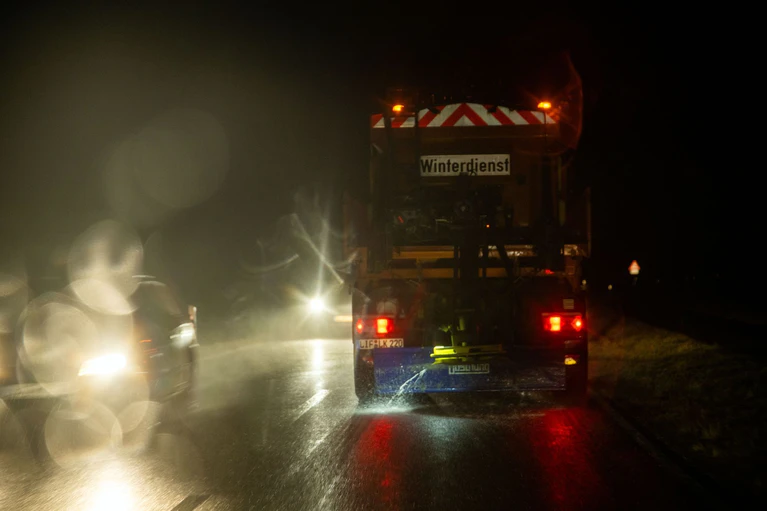 In den kommenden Tagen fällt in Bayern zwar überwiegend Regen, doch glatt werden kann es weiterhin.  — © Pia Bayer/dpa