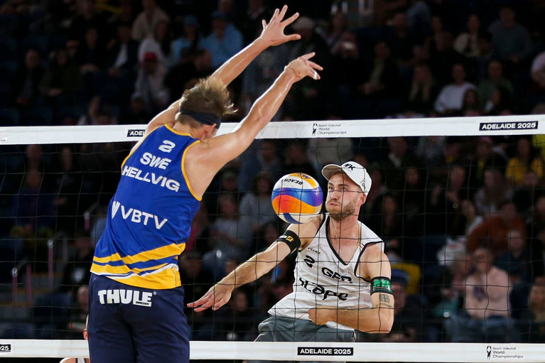 Kein Wiedersehen im Sand von Ebersberg: Der an der Schulter verletzte Clemens Wickler (r) wird auch gegen den schwedischen Weltmeister Jonathan Hellvig nicht spielen können. (Archivbild) — © Matt Turner/AAP/dpa