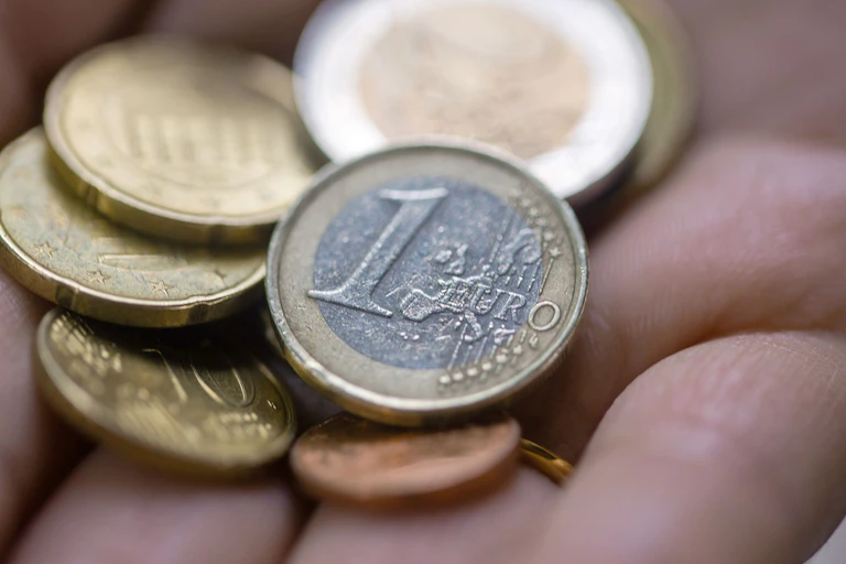 Ohne den steilen Anstieg der Heizöl- und Benzinpreise wäre die Inflation derzeit mäßig - doch teurere Energie treibt die Teuerung. (Symbolbild) — © Fernando Gutierrez-Juarez/dpa