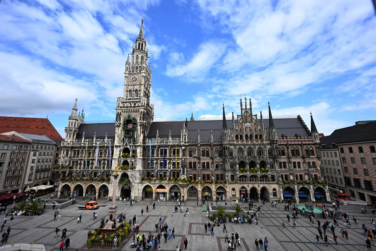 Nachmittags tritt der Stadtrat im Neuen Rathaus zu seiner konstituierenden Sitzung zusammen. (Archivbild) — © Felix Hörhager/dpa