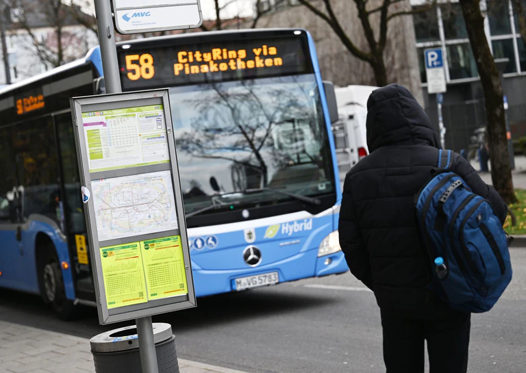 Gemessen an den angebotenen Strecken in den Fahrplänen haben Bayerns Busse und Bahnen 2025 rund 19 Millionen Kilometer mehr zurückgelegt als noch 2024. (Symbolbild) — © Angelika Warmuth/dpa
