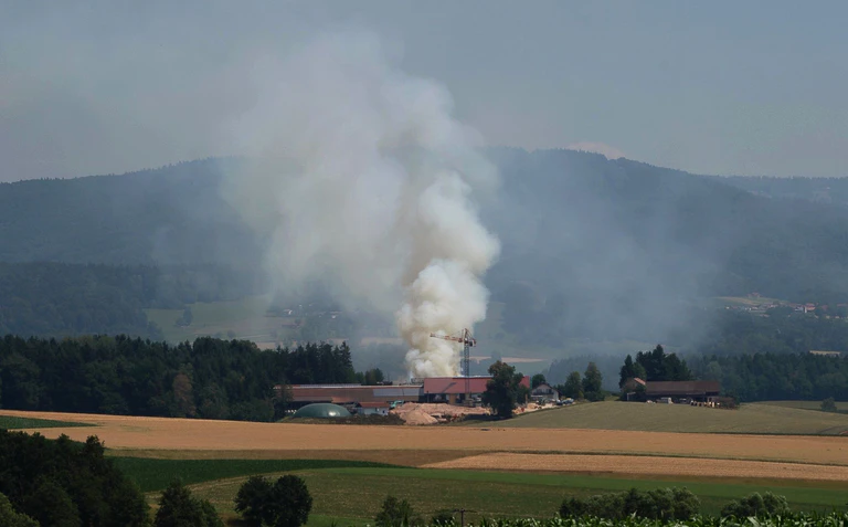 Die Rauchsäule des Brandes war weithin sichtbar.  — © Th. Krenn/Zema Medien/dpa