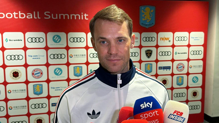 Kapitän Manuel Neuer betont die Wichtigkeit des Sieges gegen Aston Villa. — © Christian Kunz/dpa