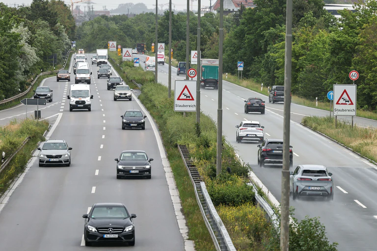 Etwa 60.000 Fahrzeuge aus Nürnberg und der Metropolregion rollen nach Angaben der Stadt täglich über die Verkehrsachse. (Archivbild) — © Daniel Löb/dpa