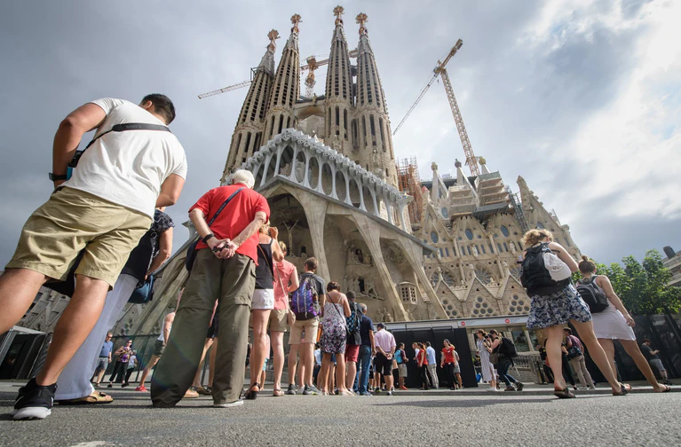 Barcelona lockt bald auch mit dem höchsten Kirchturm der Welt. (Archivbild) — © Matthias Balk/dpa/dpa-tmn