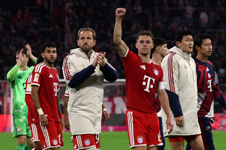 Joshua Kimmich reckt die Faust nach oben und freut sich über den Bayern-Auftritt. — © Karl-Josef Hildenbrand/dpa