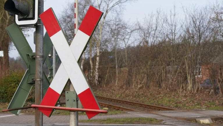 Unbeschrankte Bahnübergänge sind sehr gefährlich - immer wieder kommt es hier zu schweren Unfällen. (Illustration) — © Marcus Brandt/dpa