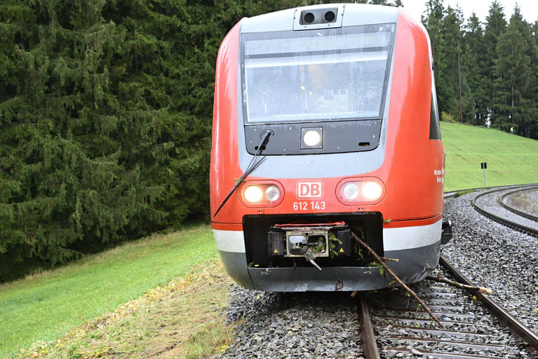 Der entgleiste Zug stand auf der Strecke. — © David Pichler/swd-medien/dpa