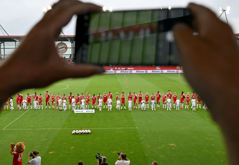 Viele Bayern-Profis auf dem Rasen. — © Peter Kneffel/dpa