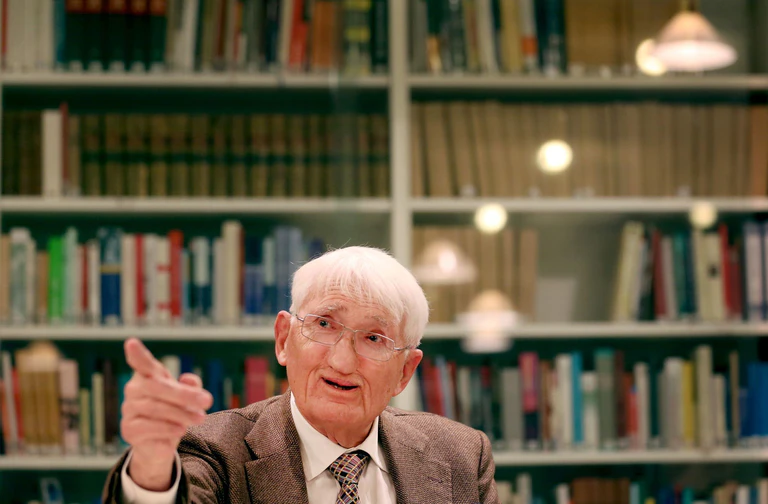 Auch im hohen Alter mischte sich Habermas gern in kontroverse Debatten ein – und trug so zur Meinungsbildung in Deutschland bei. — © Martin Gerten/dpa