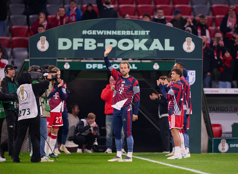 Harry Kane (m) wurde rund um das DFB-Pokal-Spiel bejubelt. — © Sven Hoppe/dpa