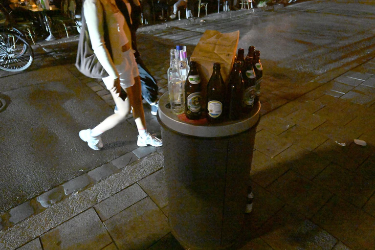 Die Richter befassen sich mit einem Verbot der Stadt München. Demnach darf ein Gastronom nach 22.00 kein Flaschenbier zum Mitnehmen mehr verkaufen.  — © Felix Hörhager/dpa