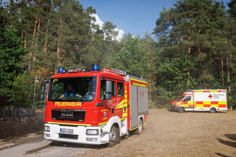 Ein Großaufgebot der Feuerwehr war bei dem Waldbrand bei Holzhammer im Einsatz. — © Daniel Karmann/dpa
