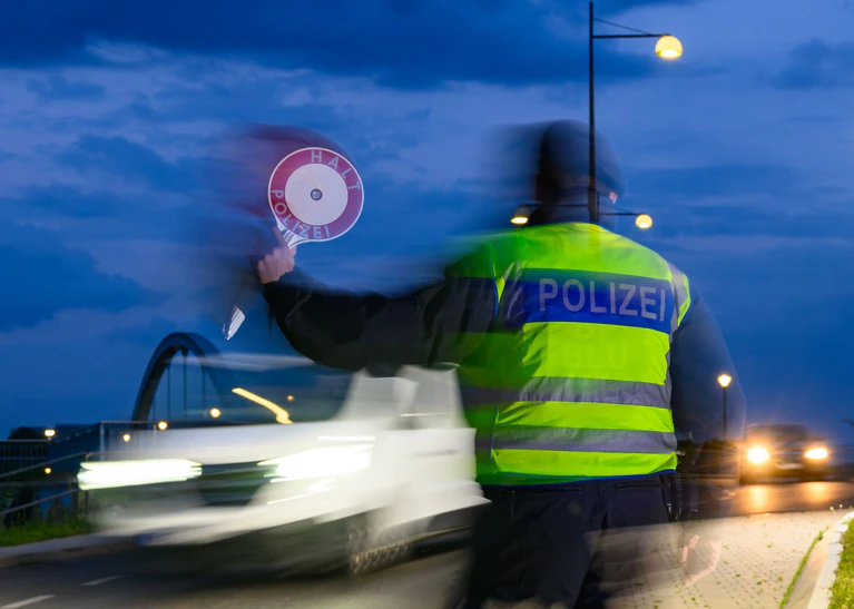 Spraydosen, Atemschutzmasken und weitere Ausrüstung wurden bei einer Kontrolle am Grenzübergang in Simbach am Inn entdeckt. (Symbolbild) — © Patrick Pleul/dpa