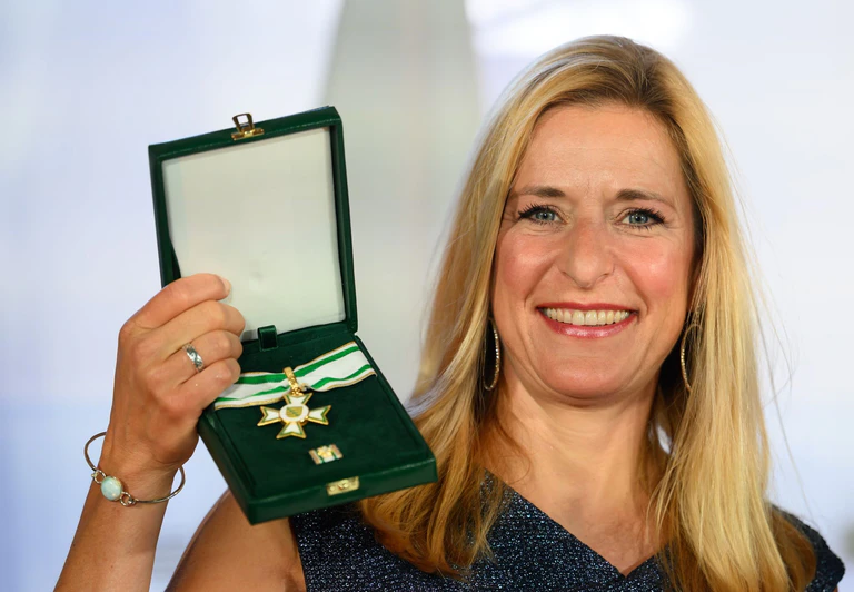 Stefanie Hertel hat den Sächsischen Verdienstorden erhalten.  — © Robert Michael/dpa