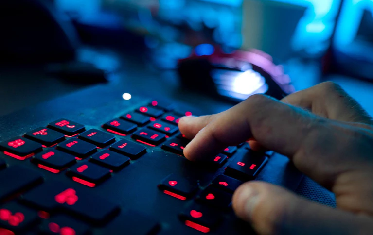 Cyberattacken sind laut Allianz-Risikobarometer nach Einschätzung vieler Manager die größte Gefahr für Unternehmen. (Illustration)  — © Nicolas Armer/dpa