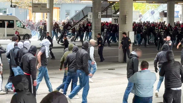 Fans von Bayern und Stuttgart liefern sich eine Schlägerei in der Nähe der Allianz Arena. — © -/EinsatzReport24/dpa