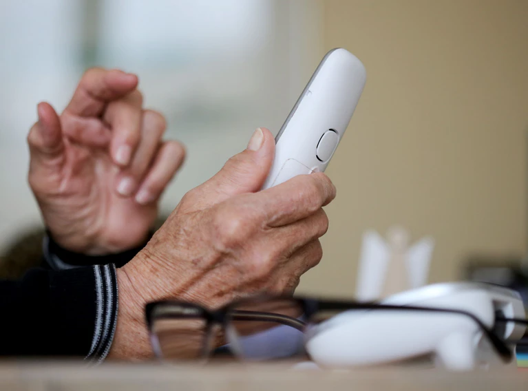 Unbekannte brachten eine 79-Jährige aus Ingolstadt um 100.000 Euro. (Symbolbild) — © Roland Weihrauch/dpa