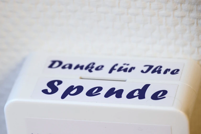 Die Menschen in Bayern haben im vergangenen Jahr mehr Geld gespendet als im Vorjahr. (Symbolbild) — © Jens Kalaene/dpa