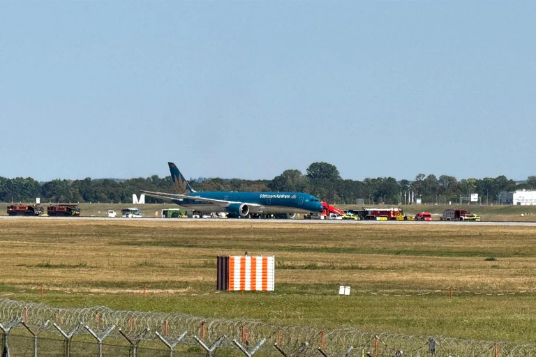 Eine Maschine von Vietnam Airlines ist nach dem Start in München wegen Schäden an Reifen und Fahrwerk sicher zurückgekehrt. — © Uwe Lorz/dpa