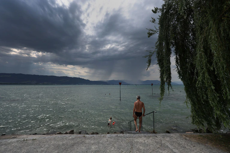 Sommerliche Hitze trifft vor allem im Süden Bayerns in den kommenden Tagen auf eine wachsende Gefahr von Unwettern. Auch im Norden des Freistaates kann es aber örtlich zu Unwettern kommen. (Archivbild vom Sonntag) — © Karl-Josef Hildenbrand/dpa