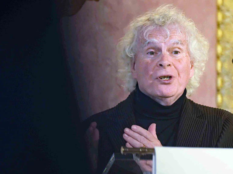 Dirigent Sir Simon Rattle gratuliert mit einem großen Konzertabend. (Archivbild) — © Malin Wunderlich/dpa