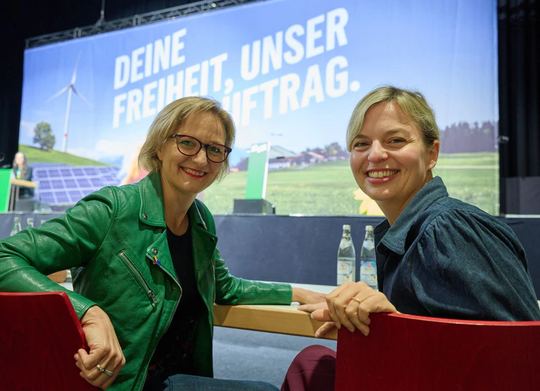 Grünen-Bundesvorsitzende Franziska Brantner (l) und die Fraktionsvorsitzende der bayerischen Grünen, Katharina Schulze (r), sprachen am Landesparteitag über Freiheit. — © Peter Kneffel/dpa