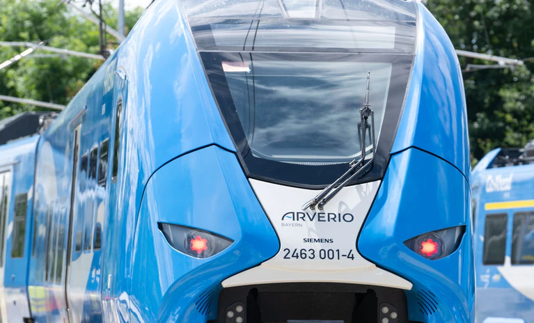 Das Bahnunternehmen Arverio betreibt den im Auftrag des Freistaats den Regionalverkehr zwischen München und Augsburg und dürfte dann künftig seltener fahren. (Archivbild) — © Stefan Puchner/dpa