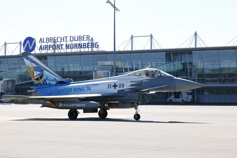 Eurofighter-Kampfjets der Luftwaffe trainieren derzeit am Flughafen Nürnberg die Zusammenarbeit mit zivilen Strukturen. — © Daniel Löb/dpa