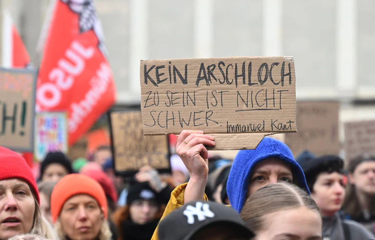 In München sind Tausende für Solidarität mit Betroffenen von digitaler, sexueller Gewalt auf die Straße gegangen. — © Felix Hörhager/dpa