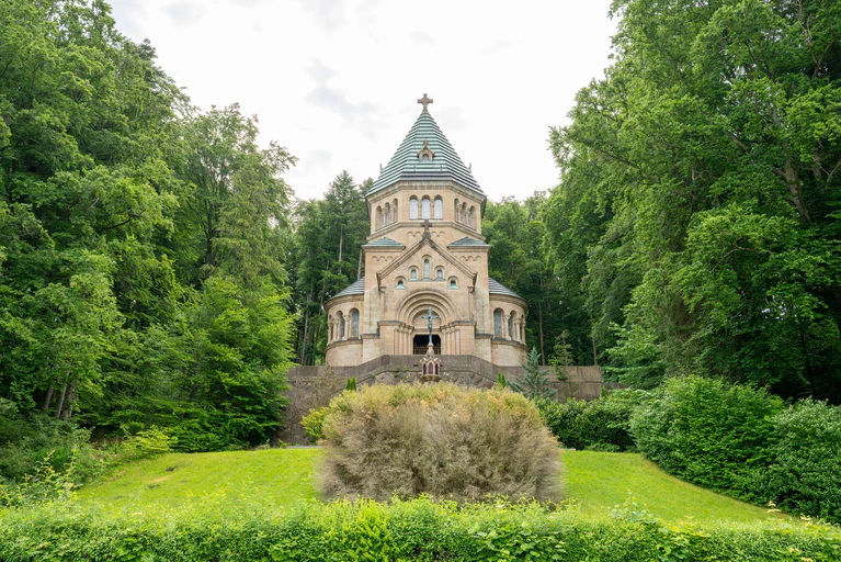 Die Votivkapelle am Ufer des Starnberger Sees wurde in Erinnerung an den «Märchenkönig» nach seinem Tod erbaut. — © Peter Kneffel/dpa