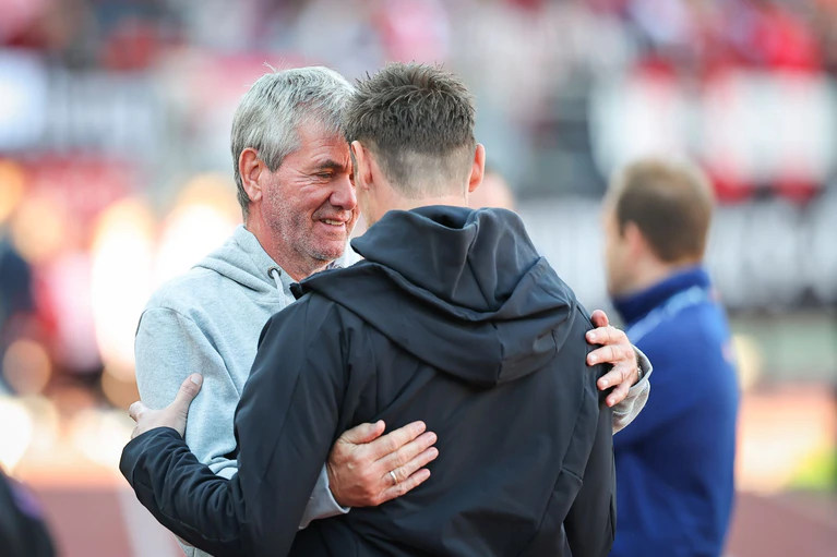 Zwei, die sich mögen: Miroslav Klose (r) und Friedhelm Funkel. (Archivbild) — © Daniel Karmann/dpa