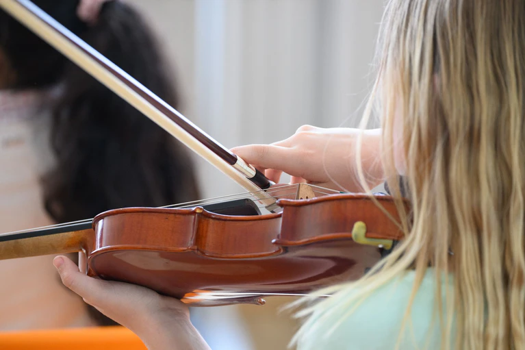 Sozialleistungen für Kinder reichen nicht für Geigenunterricht. — © Robert Michael/dpa