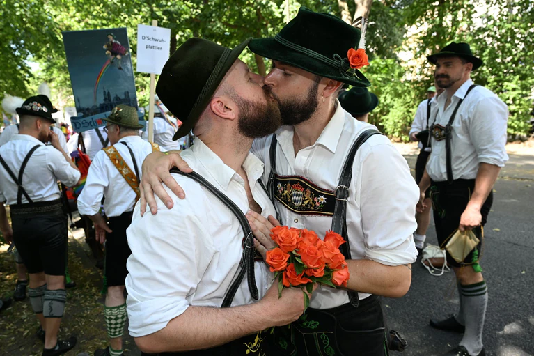 Mit dem CSD will die LGBTQ+-Gemeinschaft für ihre Rechte eintreten.  — © Felix Hörhager/dpa