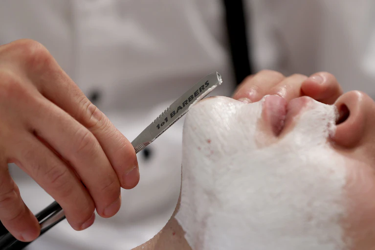 Profis für Bärte: Barber (Archivbild). — © Daniel Karmann/dpa