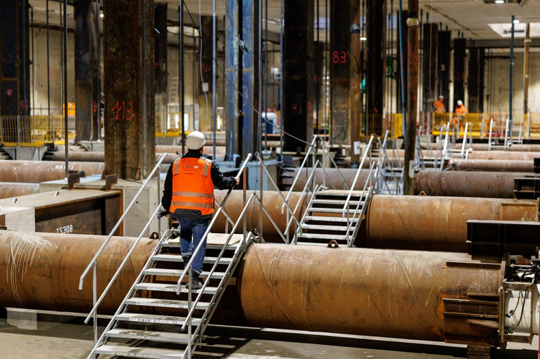 Am Marienhof reicht die Baugrube schon in rund 40 Meter Tiefe. (Archivbild) — © Matthias Balk/dpa