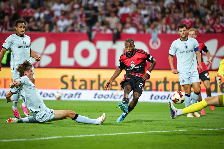 Topstürmer Mohamed Ali Zoma bleibt diese Saison in Nürnberg. — © Daniel Karmann/dpa
