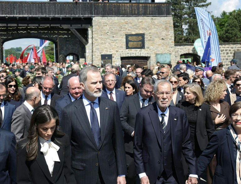 Das spanische Königspaar erinnert mit seiner Anwesenheit an das Schicksal Tausender Spanier im Konzentrationslager Mauthausen. — © Fotokerschi.At/Hannes Draxler/APA/dpa